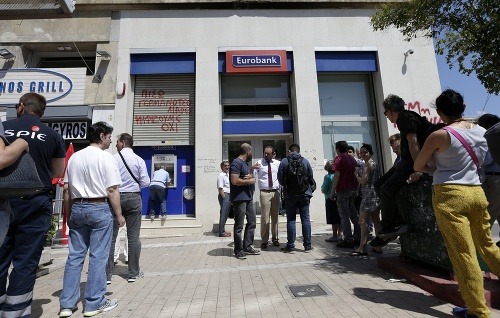 Ľudia v Grécku vyberajú z bánk svoje úspory