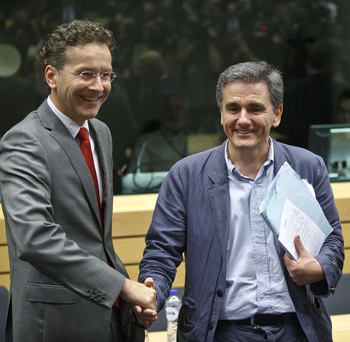 Grécky minister financií Euclid Tsakalotos (vpravo) a Jeroen Dijsselbloem počas stretnutia ministrov financií eurozóny
