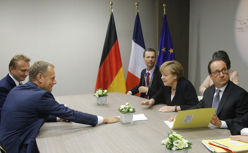 Donald Tusk (vľavo), Angela Merkelová (napravo v strede) a Francois Hollande (vpravo).