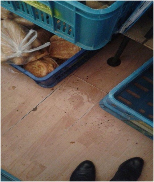 Hygiena predaja pekárenských výrobkov (prepravka priamo na znečistenej a mokrej podlahe)
