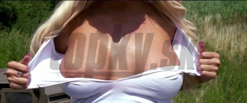 Zuzana Plačková takto odhalila svoje prsia a bradavku v propagačnom videu na svoj nový tovar.