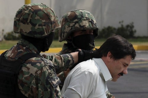 Guzmána vedú policajti v putách