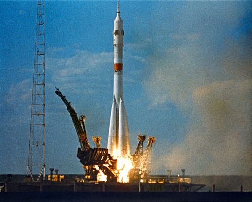 Štart nosnej rakety Sojuz-U, ktorá nesie kozmickú loď Sojuz 19.