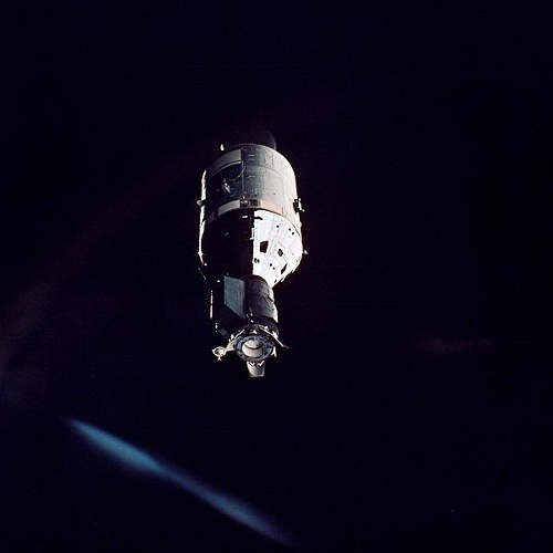 Pohľad na kozmickú loď Apollo z kozmickej lode Sojuz 19.