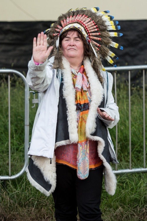 Susan Boyle zavítala na festival oblečená v takomto čudesnom outfite. 