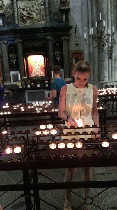 Lucia Habancová zapálila za zosnulého manžela sviečku v kostole.