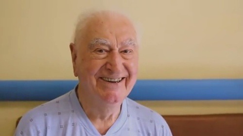 Anton Srholec v nemocnici s úsmevom na tvári