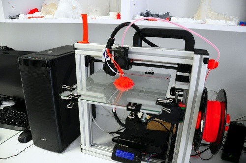 3D FDM tlačiareň Felix na Lekárskej fakulte v  Bratislave schopná tlačiť s presnosťou 50 mikrónov