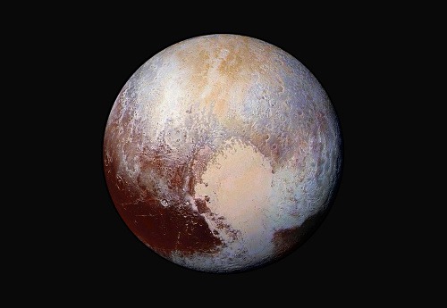 Pluto má červené sfarbenie