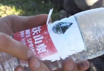 Fľaša čínskej minerálnej vody