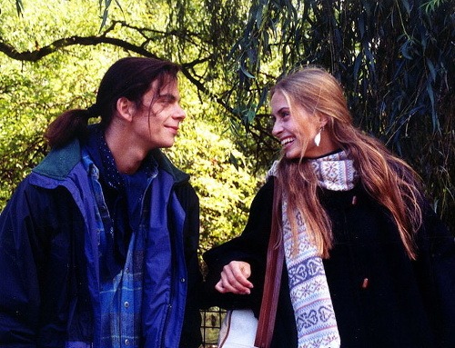 Dano Dangl a Danica Jurčová vo filme Sny podľa Renoira. Komik v tom čase mal len 19 rokov a nosil dlhé vlasy. 