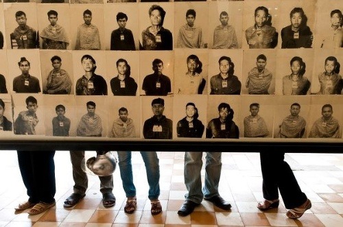 Fotografie obetí visia v Múzeu genocídy Tuol Sleng