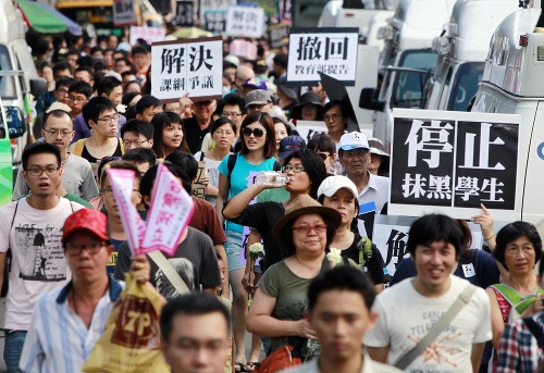 Stovky taiwanských študentov demonštrovali