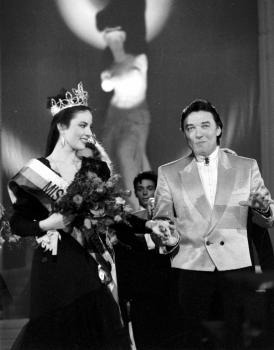 Ivana Christová, Miss ČSSR 1989 pri vyhlásení výsledkov 8. apríla  1989 v Ostrave s Karlom Gottom. 