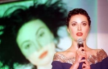 V Bratislave 7. mája 1998 bývalá Miss Československa Ivana Christová krstila svoje prvé CD s názvom Ivana. Súčasťou krstu bola aj módna prehliadka, krstným otcom bol Paľo Habera. Na snímke Ivana Christová prezentuje jednu zo svojich piesní.