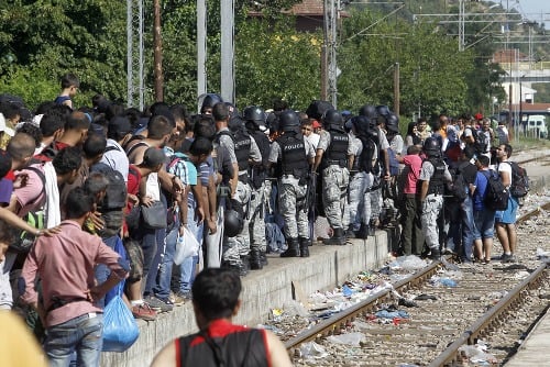 Sýrski utečenci čakajú v Macedónsku na príchod vlaku.