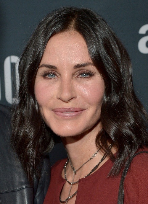 Vďaka vylepšeniam a zákrokom sa Courteney Cox na seba pomaly prestáva podobať. 