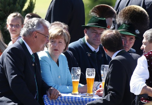 Joachim Herrmann v rozhovore s Angelou Merkelovou počas júnového stretnutia G-7.