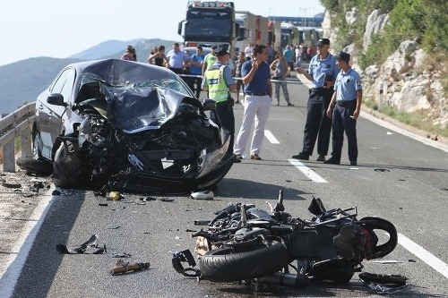 Zrážka motorkára s autom s českými dovolenkármi.