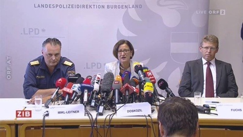 Na tlačovej konferencii vystúpil šéf polície rakúskeho regiónu Burgenland Hans Peter Doskozil a ministerka vnútra Johanna Mikl-Leitnerová