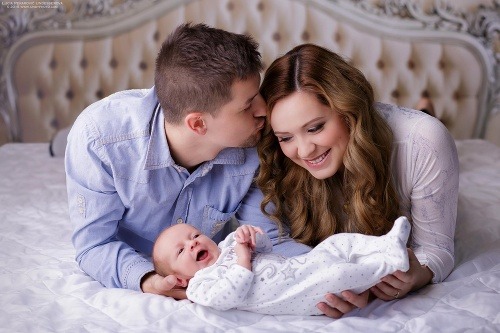 Speváčka Dominika Mirgová porodila koncom apríla svoje prvé dieťa. S manželom Petrom majú synčeka Peťka. 