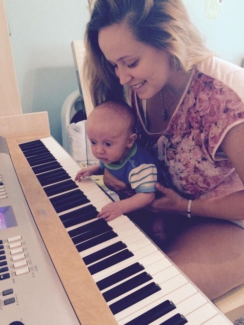 Zdá sa, že Dominikin synček zdedí talent po mamine. Hudbu vraj miluje. 
