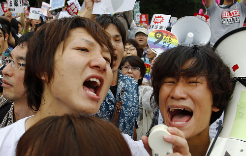 V Japonsku protestovali tisíce