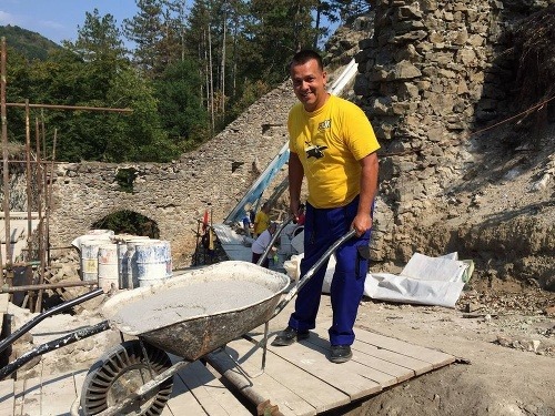 Na obnove hradu Revište