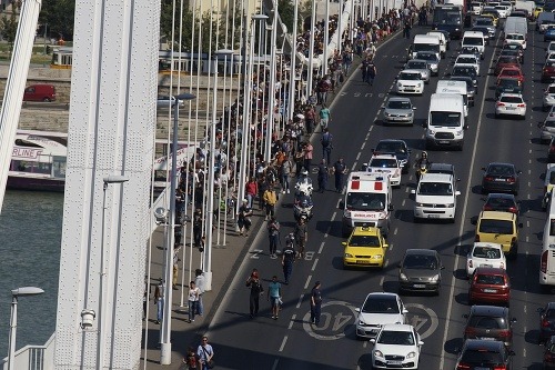 Tisíce migrantov pochodujú pešo