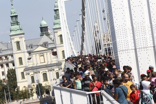 Tisíce migrantov pochodujú pešo