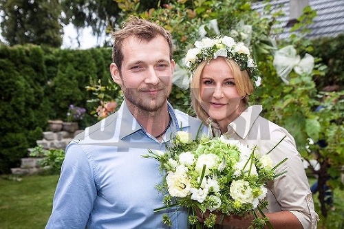 Vendula Svobodová sa v sobotu opäť obliekla do svadobného a povedala áno svojmu o 16 rokov mladšiemu partnerovi Josefovi. 