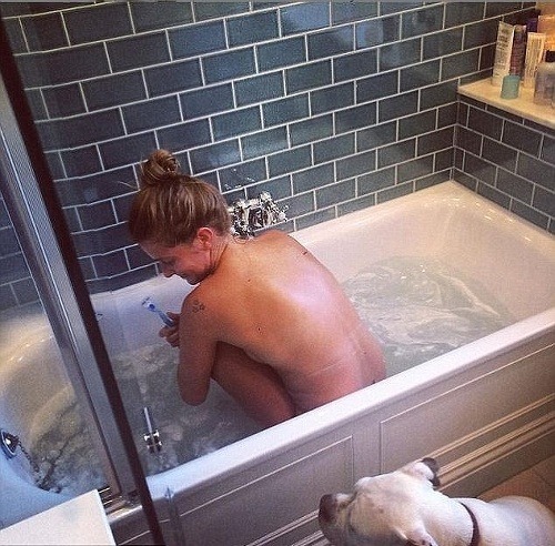 Aj intímna fotografia, na ktorej si kráska depilovala chĺpky, sa objavila na raperovom instagramovom konte. 