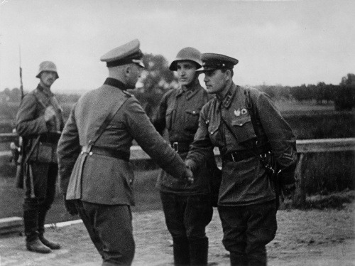 Zástupcovia sovietskej a nemeckej armády na demarkačnej línii v Poľsku v roku 1939.