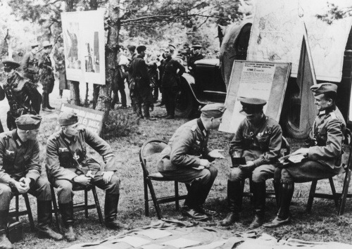 Nemeckí a sovietski vojaci v družnej debate.