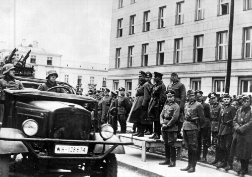 Prehliadka nemeckých a sovietskych jednotiek pred nemeckým veliteľom Heinzom Guderianom a sovietskym veliteľom Semyonom Krivosheinom v Brest-Litovsku, 22. september 1939.