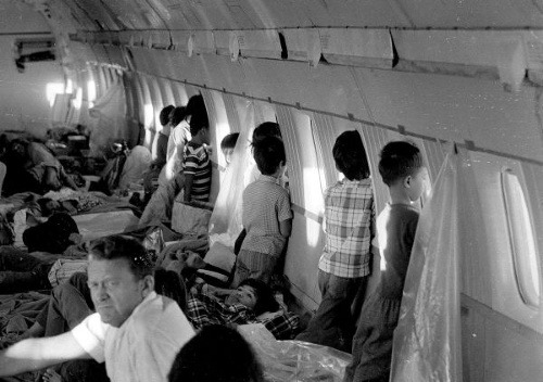 Vietnamské siroty letia do USA