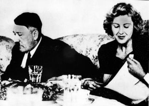 Adolf Hitler a Eva Braunová krátko pred samovraždou
