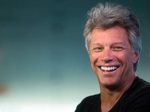 Dnes má Jon Bon Jovi krátke a šedivé vlasy.  