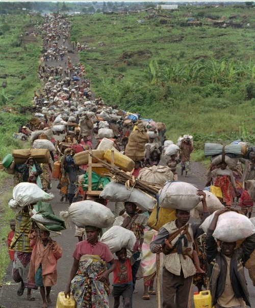 Fotografia z 15. novembra 1996 zobrazuje stovky utečencov prúdiacich z tábora Mugunga v Zaire. Mieria k hraniciam Rwandy, nakoľko zairskí rebeli obsadili ich dočasný tábor. Po tom, čo ich prepustili Hutu milície, domov sa vracalo asi 100-tisíc ľudí.