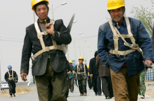 Tisíce robotníkov z celej Číny prišli do Pekingu pomôcť stavať štadióny kvôli Olympijským hrám v roku 2008. Táto fotografia pochádza z 21. apríla 2006, podobným spôsobom za prácou v tejto štvrtej najväčšej krajine sveta cestuje až 253 miliónov ľudí.