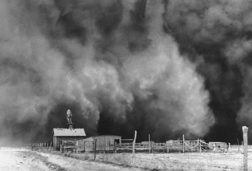 V roku 1935 zase obrovské suchá a nepriaznivé počasie prinútili farmárov z Oklahomy a Texasu opustiť svoje ranče, mnohí v snahe získať si prácu cestovali do Kalifornie. Na fotografií z 15. apríla je ranč v Boise City zahalený prachom z neobrábanej zeme.