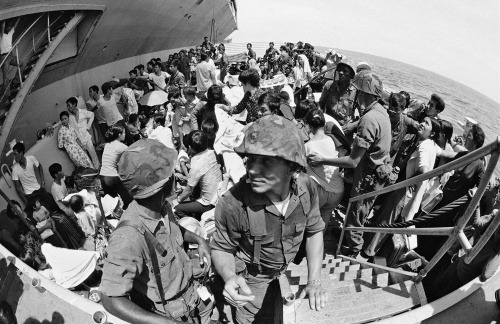 Dňa 4. mája 1975 vietnamskí utečenci zaplnili jeden z člnov v Juhočínskom mori, ku ktorému ich doviezla loď amerického námorníctva USS Blue Ridge. Celkovo po vojne z území vo Vietname, Kambodži a Laose kontrolovaných komunistami utiekli 3 milióny ľudí.