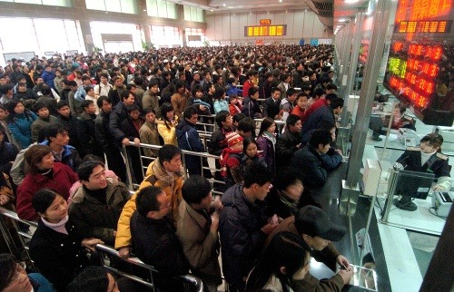 Neuveriteľných 15 špeciálnych vlakov museli v Číne vypraviť kvôli migrujúcim robotníkom, ktorí sa pred miestnym jarným festivalom chystali navštíviť domovy. Fotografia z haly, v ktorej sa predávali lístky, vznikla 16. januára 2007.