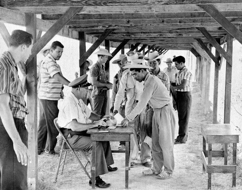 Farmári z Mexika, ktorý Američania legálne zamestnali v rámci programu Bracero, aby im zabezpečili aspoň minimálnu mzdu, ostali v Texase, no niektorí putovali za prácou až do Michiganu. Fotografia vznikla v Hidalgu 18. júna 1959 pri ich zápise do dokumentov.