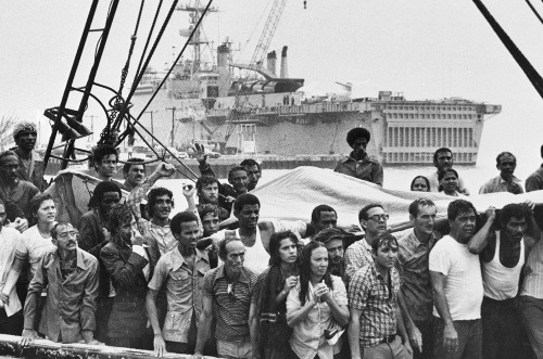 Na fotografii z mája 1980 stoja utečenci z Kuby na palube lode, ktorá sa za daždivého počasia doplavila na Floridu. Za šesť mesiacov vtedy opustilo Kubu viac ako 100-tisíc ľudí.