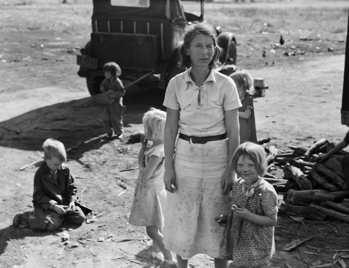 V novembri 1936 sa podarilo urobiť záber matky, pôvodne z Oklahomy, ktorá odišla do Fresna spolu so svojimi piatimi deťmi, aby zarobila zberaním bavlny.