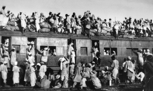 September 1947 – moslimskí utečenci sedia na streche preplneného vlaku v Naí Dillí, ktorým sa snažia ujsť z Indie. Po rozdelení subkontinentu na Pakistan a Indiu bolo počas výtržností odhadom zabitých až milión hinduistov, moslimov a sikhov. Až 12 miliónov však vyhnali z domovov.