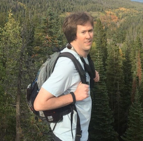 Mladík otočil hlavu počas