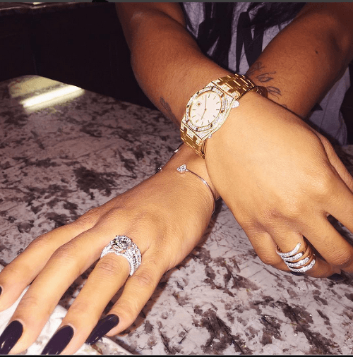 Lira sa na sociálnej sieti Instagram pochválila zásnubným prsteňom.