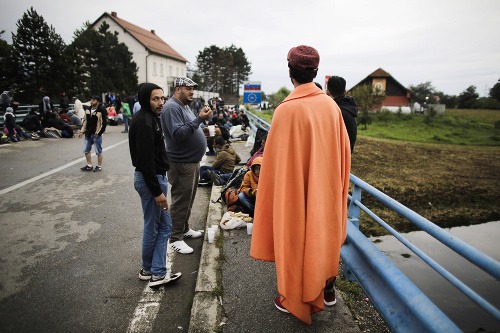 Utečenci čakajú na moste